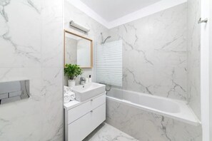 シャワー付き浴槽、ヘアドライヤー、スリッパ、タオル