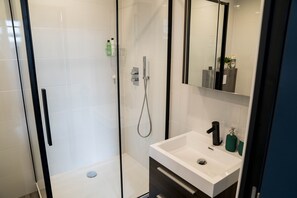 Shower, hair dryer, towels, soap - Studio Deluxe (Tilburg)