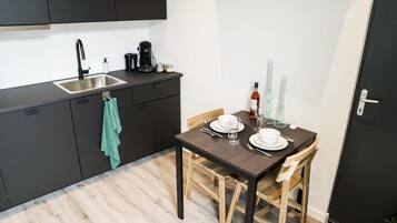 Réfrigérateur, micro-ondes, lave-vaisselle, cafetiÚre/bouilloire