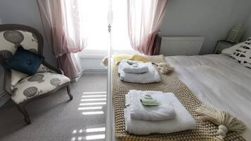 1 habitación, tabla de planchar con plancha, cuna de viaje y wifi