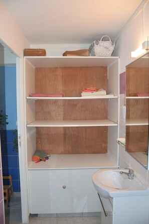 Serviettes fournies, savon, papier toilette