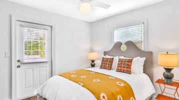 1 slaapkamer, een strijkplank/strijkijzer, wifi, beddengoed