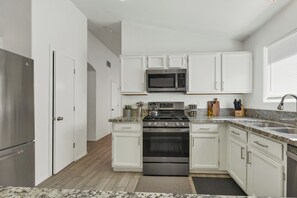 Refrigerador, microondas, horno y parrilla de estufa 