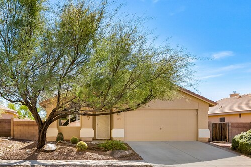 Stunning Vacation Home - Trails, Golf & Dining!