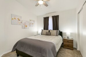 3 habitaciones, escritorio, tabla de planchar con plancha y wifi gratis 