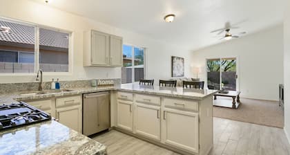 Stunning Vacation Home - Trails, Golf & Dining!