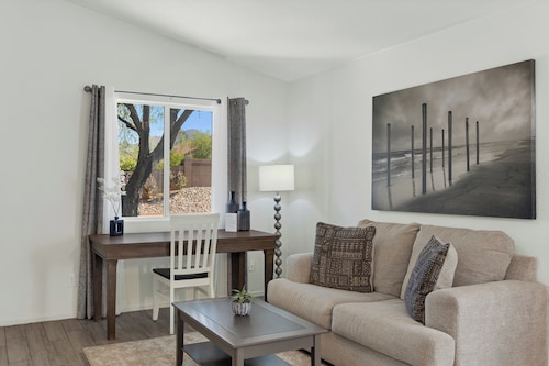 Stunning Vacation Home - Trails, Golf & Dining!
