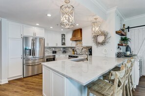 Mikrobølgeovn, oppvaskmaskin, kaffetrakter/tekoker og brødrister