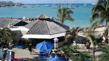 Plage, chaises longues, serviettes de plage