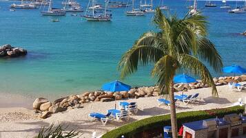 Plage, chaises longues, serviettes de plage