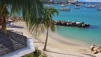 Plage, chaises longues, serviettes de plage