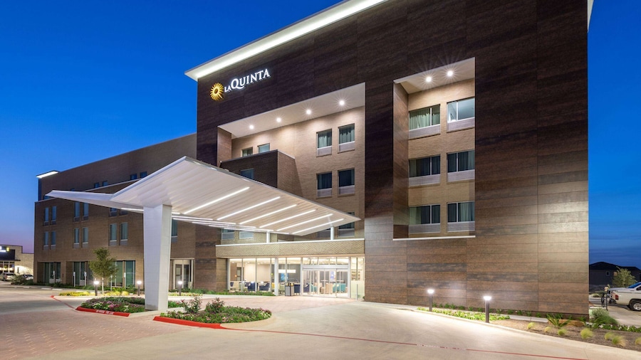 La Quinta Inn & Suites by Wyndham Round Rock near Kalahari