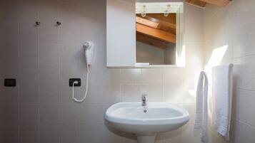 Douche, sĂšche-cheveux, bidet, serviettes fournies