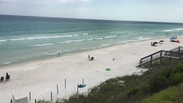 靠近海滩、沙滩椅