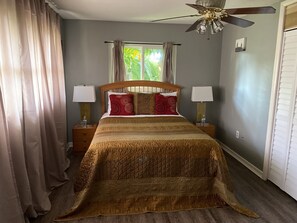 4 bedrooms, iron/ironing board, WiFi, bed sheets