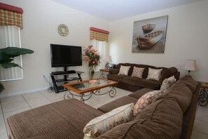 ヴィラ ベッド (複数台) レイクビュー (Ref 39 Villa with own pool Lake view ) | リビングルーム | テレビ、DVD プレーヤー、テーブルサッカー台、卓球台
