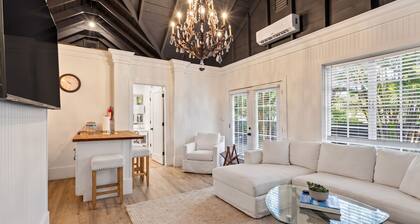 Pet Friendly- Fenced Yard - Walk to Las Olas - 4 miles to the Beach!