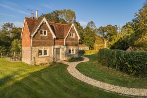 Exterior - Hensill Farmhouse is a wonderfully isolated, 19th century cottage (Hawkhurst)