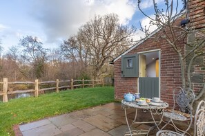 Outdoor dining - Hensill Farmhouse is a wonderfully isolated, 19th century cottage (Hawkhurst)