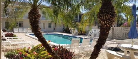 Een buitenzwembad en een verwarmd zwembad