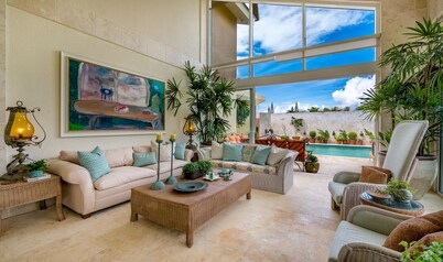 BEAUTIFUL VILLA WITH POOL OVERLOOKING THE GOLF COURSE AND BREATHTAKING VIEWS.