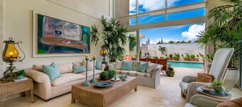 BEAUTIFUL VILLA WITH POOL OVERLOOKING THE GOLF COURSE AND BREATHTAKING VIEWS.