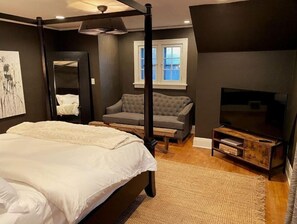 4 bedrooms, iron/ironing board, WiFi, bed sheets