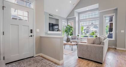 Toes in the Sand! 3-Bedroom Cottage right by the Pools & close to the Beach