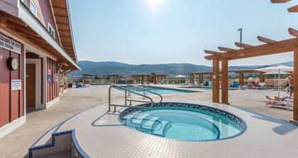 Toes in the Sand! 3-Bedroom Cottage right by the Pools & close to the Beach