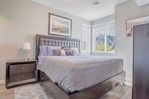3 slaapkamers, een bureau, een strijkplank/strijkijzer, reisbedje