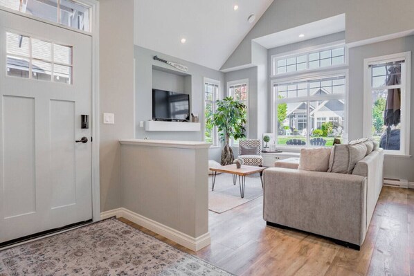 Smart TV, fireplace, offices - Syrah Cottage on Osoyoos Lake #130 (Osoyoos)