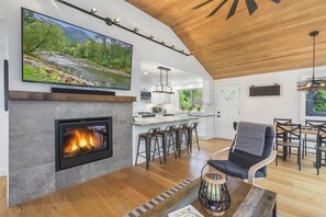 Interior - Snoqualmie River Retreat (Snoqualmie)