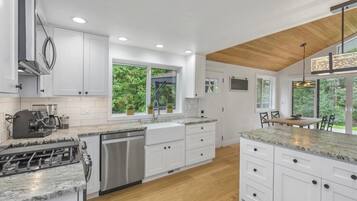 Jääkaappi, mikroaaltouuni, uuni, liesi