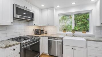 Jääkaappi, mikroaaltouuni, uuni, liesi