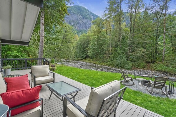 Terrace/patio - Snoqualmie River Retreat (Snoqualmie)