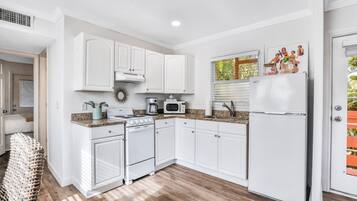 Køleskab, mikrobølgeovn, ovn, kogeplade