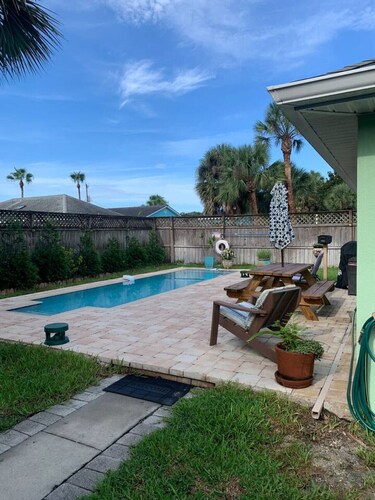 Sea Turtle Beach Cottage
2/2 with bikes and pool