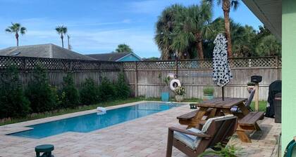 Sea Turtle Beach Cottage
2/2 with bikes and pool