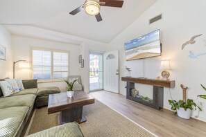 Smart TV, stereo - Sea Turtle Beach Cottage
2/2 with bikes and pool (St. Augustine)