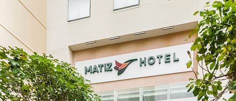 Ein modernes Hotelgebäude mit der Aufschrift "MATIZ HOTEL".