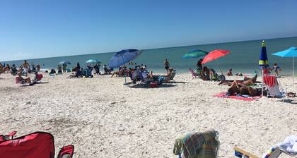 Beautiful 1 Bedroom/1bath 1 mile to the beach.