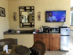 Kühlschrank, Mikrowelle, Ofen, Wasserkocher mit Kaffee-/Teezubehör