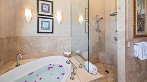 Dusche, Whirlpool, Haartrockner, Handtücher