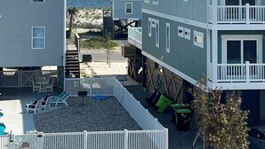 Rantaan rajoittuva kiinteistö, jossa on useita rakennuksia, uima-allas ja näkymä merelle.