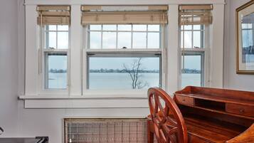 Rom – deluxe, 1 queensize-seng, ikke-røyk, elveutsikt | Oppholdsområde | En 32-tommers TV med kabel-kanaler