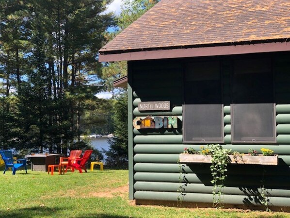 Una cabaña rústica con un cartel que dice "North Woods Cabin".