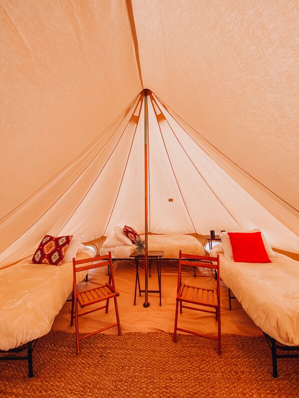 A tent with two beds, a table, and two chairs. - Wander Camp Bryce Canyon - Escalante (Cannonville)