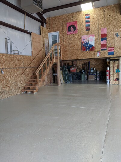 Nice apartment in shop with Indoor parking for toy trailers or vehicle.