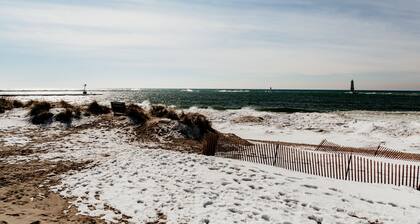 The Elm Cottage - 1mi to Frankfort Beach