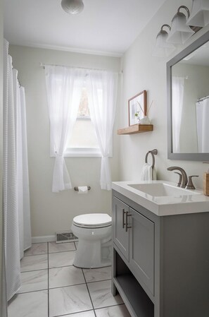 Ensemble douche/baignoire, sèche-cheveux, serviettes fournies
